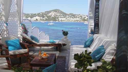 Charming Villa dirkt am Meer in Ibiza zu verkaufen