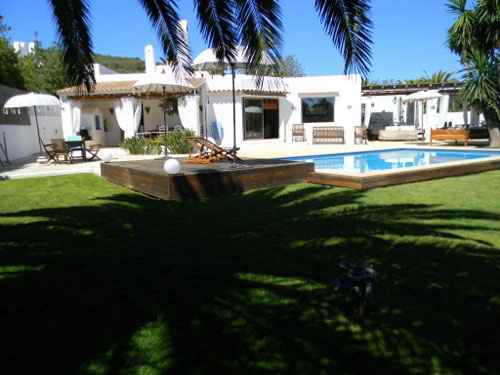 Schöne Villa auf dem Land in Santa Eulalia