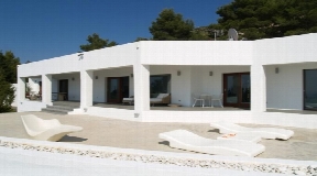 Moderne Villa zu verkaufen in der Nähe von Cala Tarida mit Aussicht und Infinity-Pool