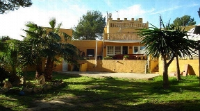 Haus mit extra 11 Studios in der Nähe von Ibiza mit Vermietungspotenzial
