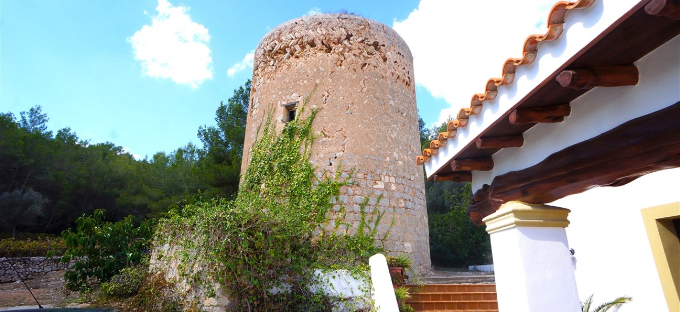 Neu renovierte Finca mit historischem Turm nahe Ibiza Stadt