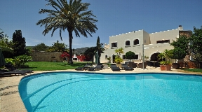 Wunderschöne Villa mit zwei Swimmingpools in ruhiger Lage