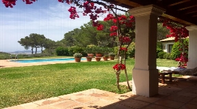 Luxus-Villa zwischen Ibiza und Santa Eulalia mit herrlichem Ausblick