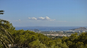 Villa in hochgesicherter Wohnanlage mit einzigartigem Blick auf das Meer und Dalt Vila bis nach Formentera