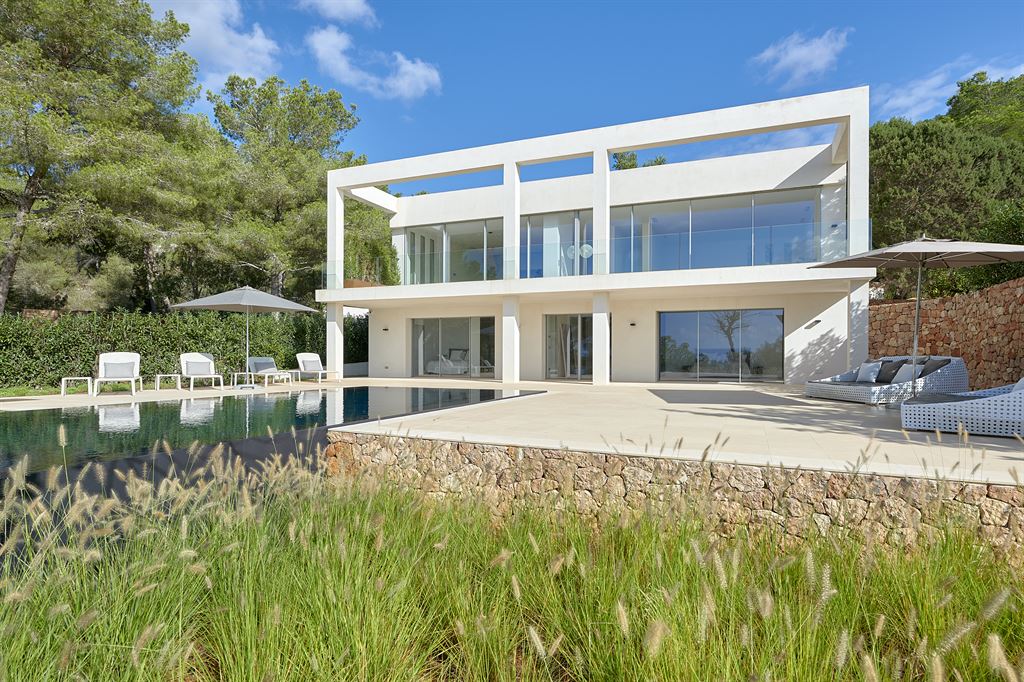 Moderne Villa mit herrlichem Meerblick in der Nähe von Es Cubells