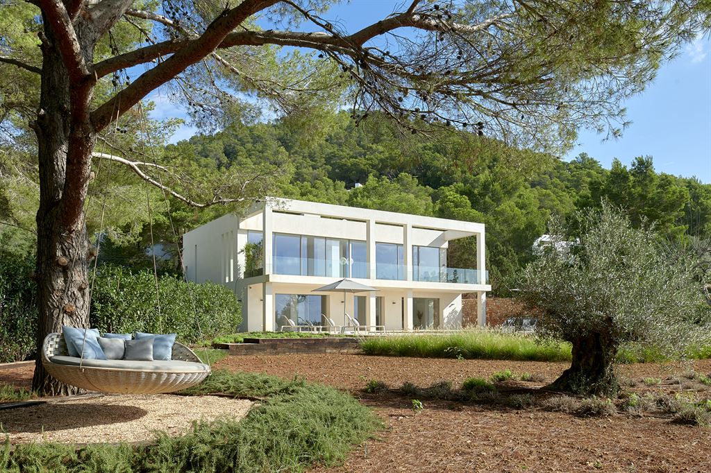 Moderne Villa mit herrlichem Meerblick in der Nähe von Es Cubells