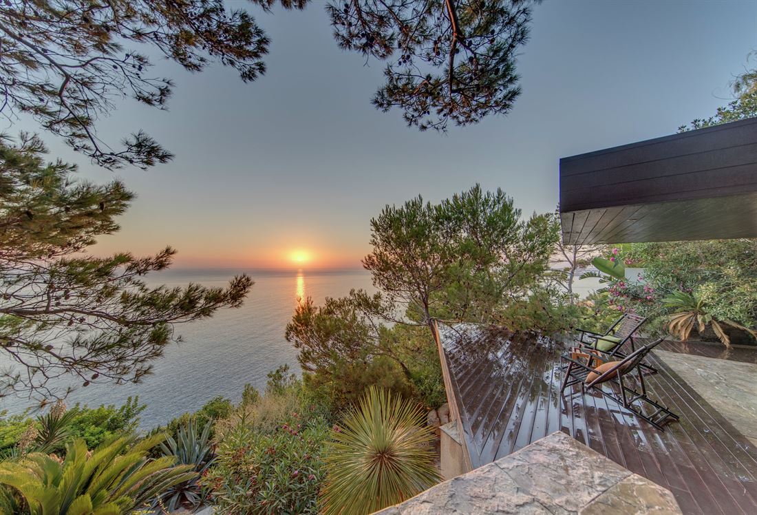 Moderne Villa in erster Meereslinie mit traumhaften Blick auf den Sonnenuntergang