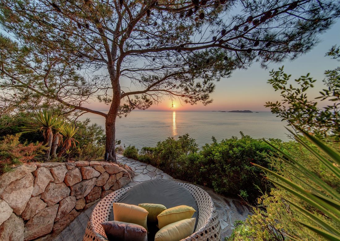 Moderne Villa in erster Meereslinie mit traumhaften Blick auf den Sonnenuntergang