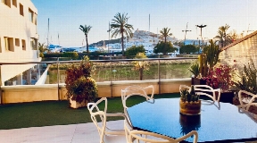 Luxuriöse Wohnung in erster Linie zum Hafen mit Blick von vorne auf Dalt Vila