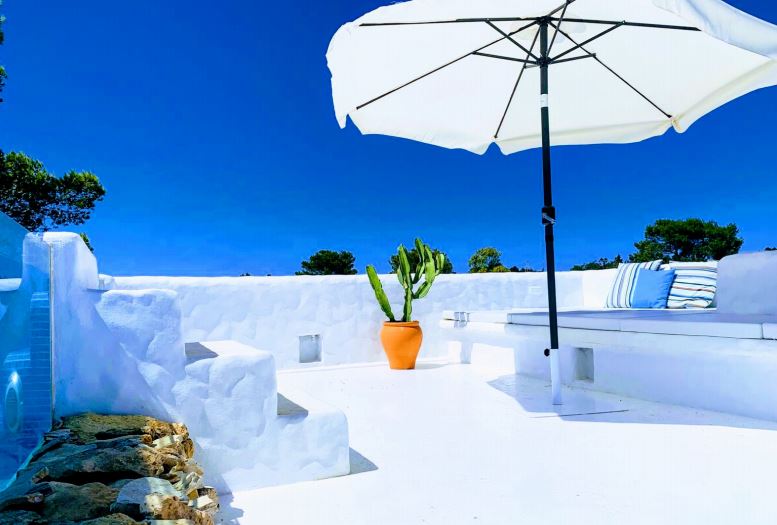 Spektakuläre Hausfront zum Sandstrand in Formentera