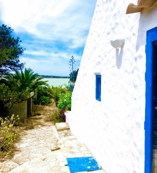 Spektakuläre Hausfront zum Sandstrand in Formentera