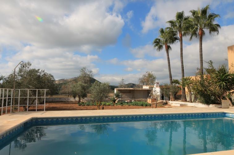 Die 2-stöckige Villa liegt günstig in der Nähe von Ibiza