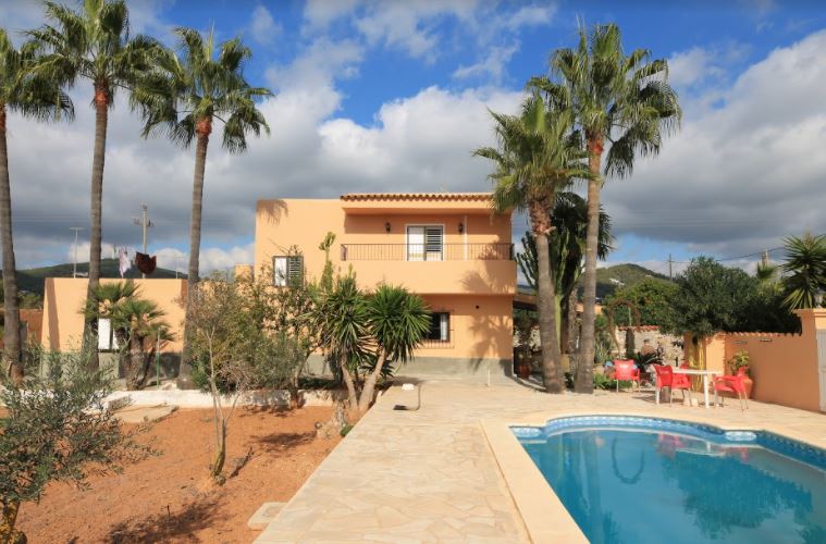 Die 2-stöckige Villa liegt günstig in der Nähe von Ibiza