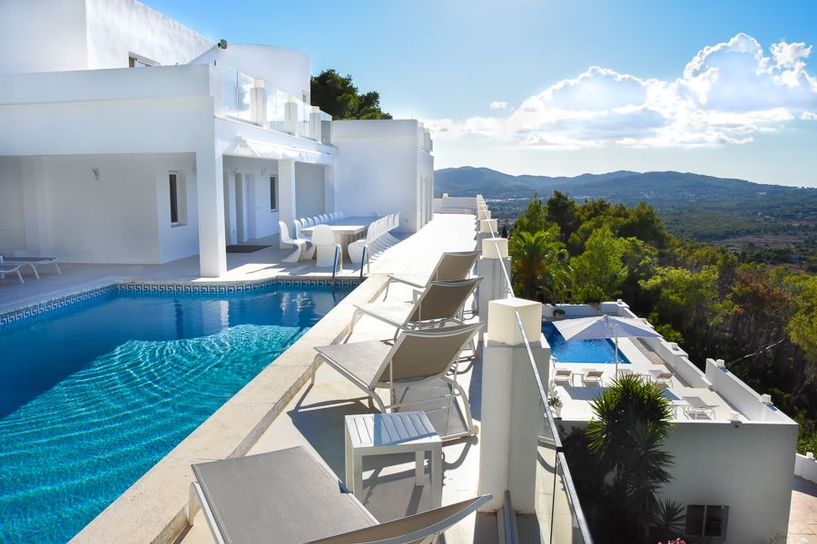 Sehr große Villa in privilegierter Lage auf einem Hügel mit atemberaubender Aussicht in Can Furnet