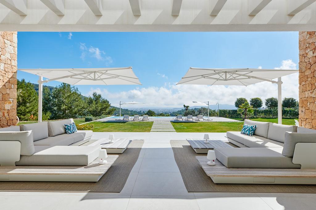 Neubau Luxusvilla nahe Ibiza mit bestem Meerblick