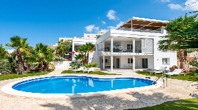 Moderne Familienvilla mit Meerblick und Gästehaus nahe Cala Carbo