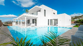 Kürzlich erbaute Villa zum Verkauf mit Panoramablick