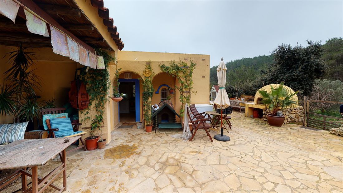 Rustikales Haus mit spektakulärer Aussicht in Sant Joan de Labritja zu verkaufen