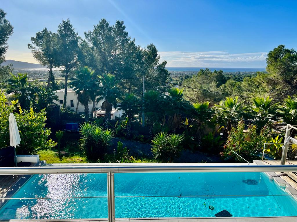 Villa in Hanglage mit Blick auf die Pools von Salinas