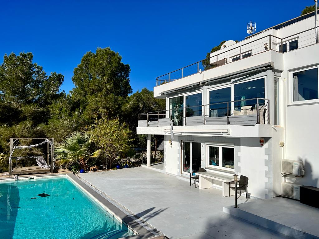 Villa in Hanglage mit Blick auf die Pools von Salinas
