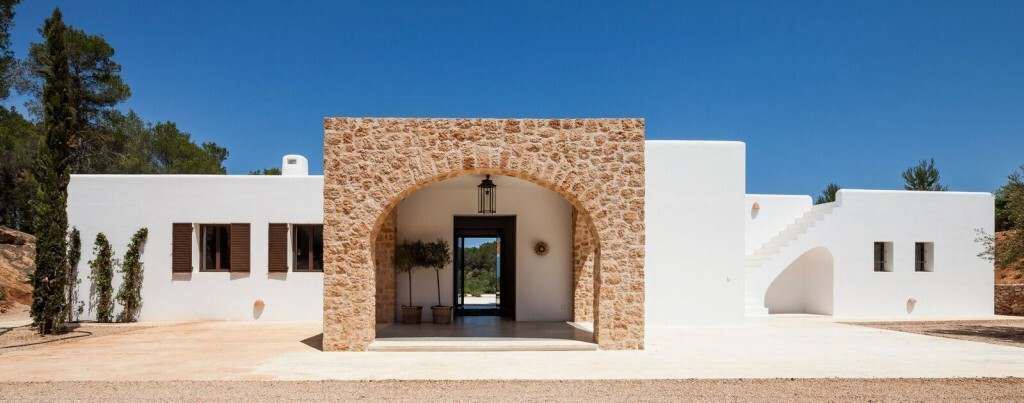 Schöne moderne Finca in der Nähe von Ibiza-Stadt mit Meerblick und separaten Gästehäusern