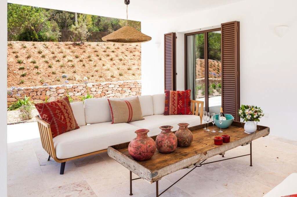 Schöne moderne Finca in der Nähe von Ibiza-Stadt mit Meerblick und separaten Gästehäusern