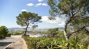 Grundstück von 17.000 m² mit spektakulärem Panoramablick über das Meer und die grünen Hügel