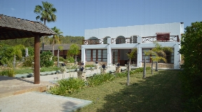 Villa zum Verkauf mit großem Pool und sehr schönem Garten in der Nähe von San Augustin