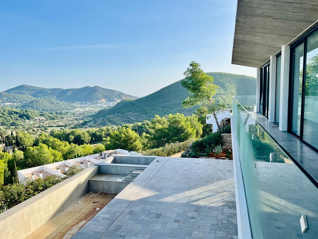 Neu gebaute moderne Villa in der Wohnanlage von Roca Lisa mit schöner Aussicht