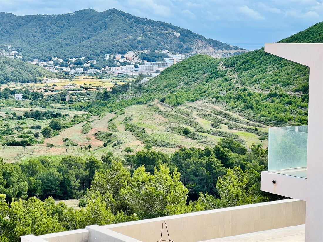 Neu gebaute moderne Villa in Roca Llisa mit schöner Aussicht