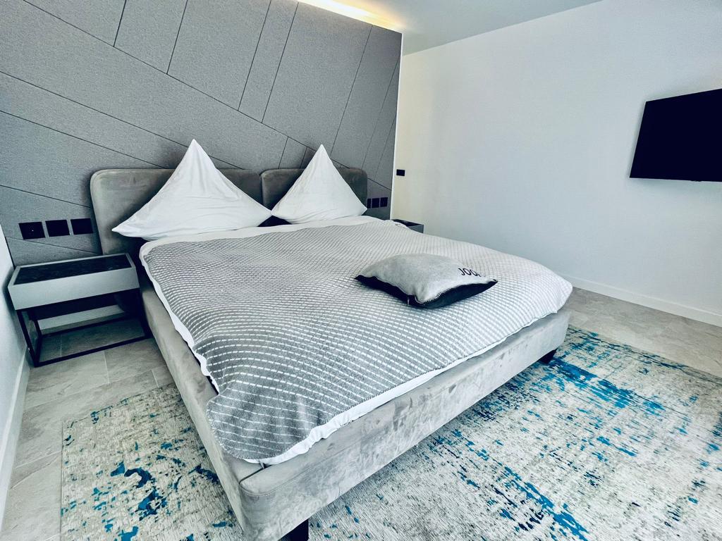 Imposante moderne 5-Schlafzimmer-Villa mit fantastischem Meerblick und Dalt Vila