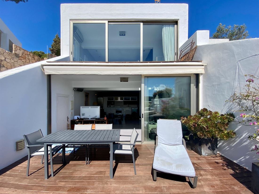 Exklusives Duplex von 180m2 verteilt auf 2 Etagen direkt am Meer in Ibiza