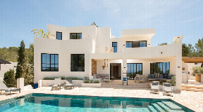 Luxuriöse Villa zum Verkauf in der Nähe von Cala Tarida mit herrlichem Meerblick