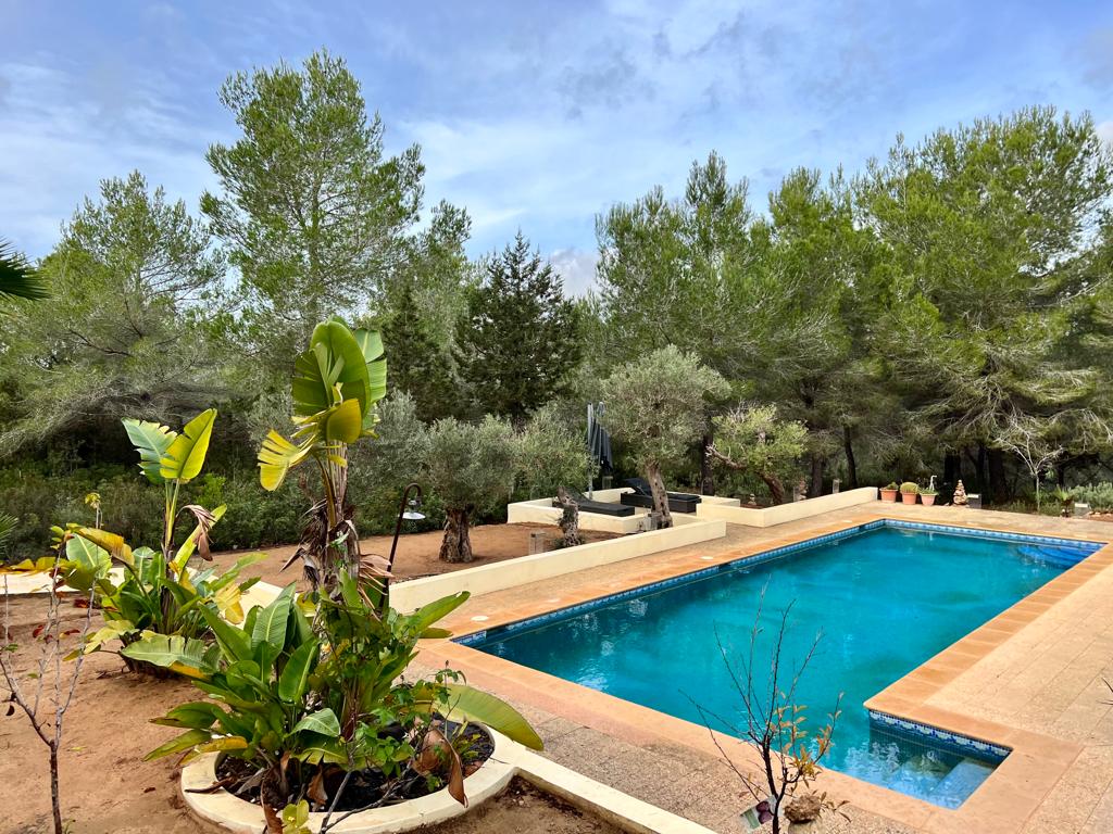 Moderne Villa mit Blick ins Grüne in idyllischer Umgebung mit absoluter Privatsphäre in der Nähe von Ibiza