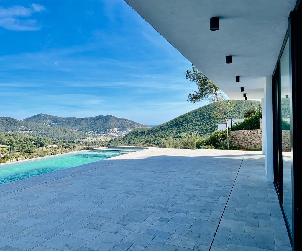 Neu gebaute moderne Villa in Roca Llisa mit schöner Aussicht