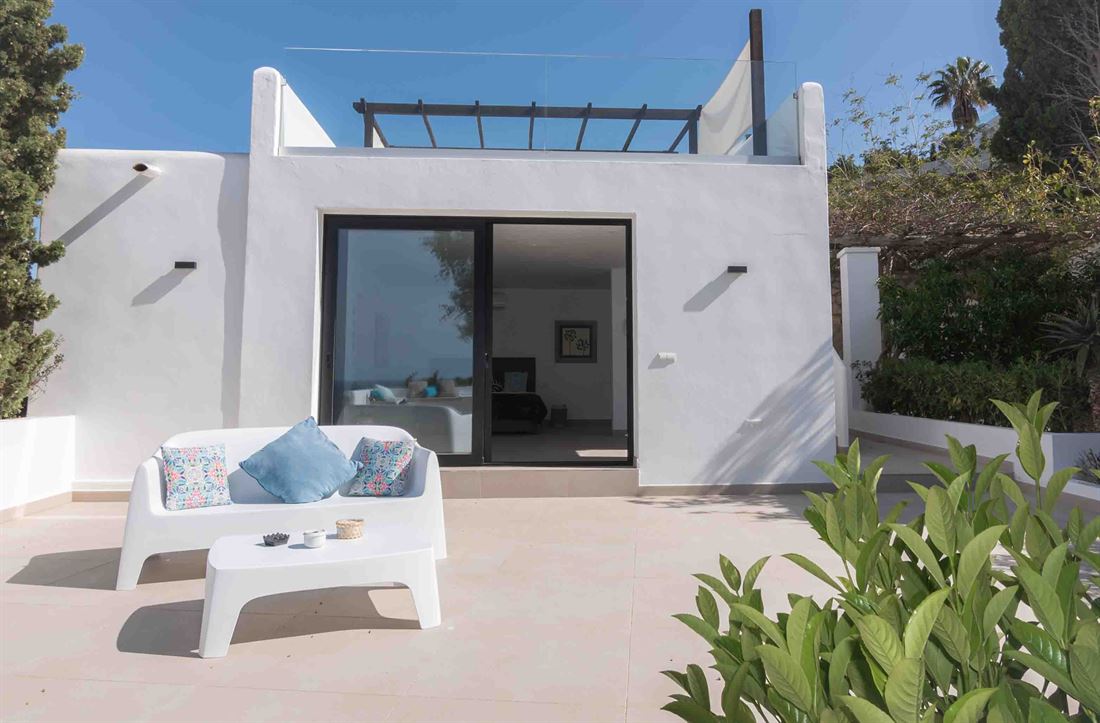 Modern restaurierte Villa in Cala Moli mit fantastischem Meerblick