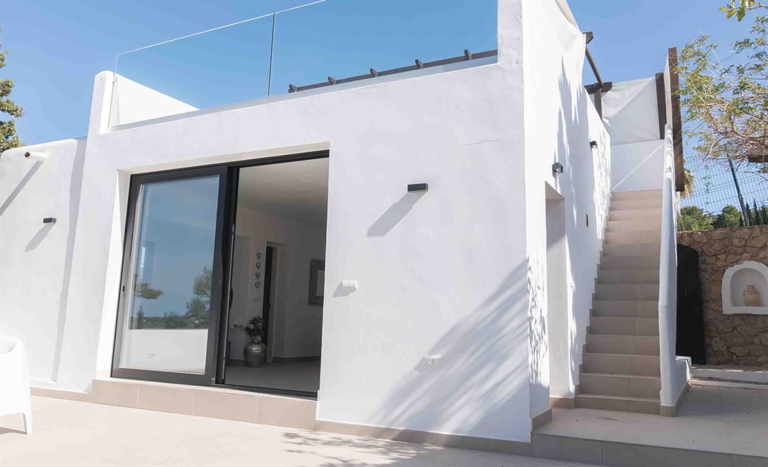 Modern restaurierte Villa in Cala Moli mit fantastischem Meerblick