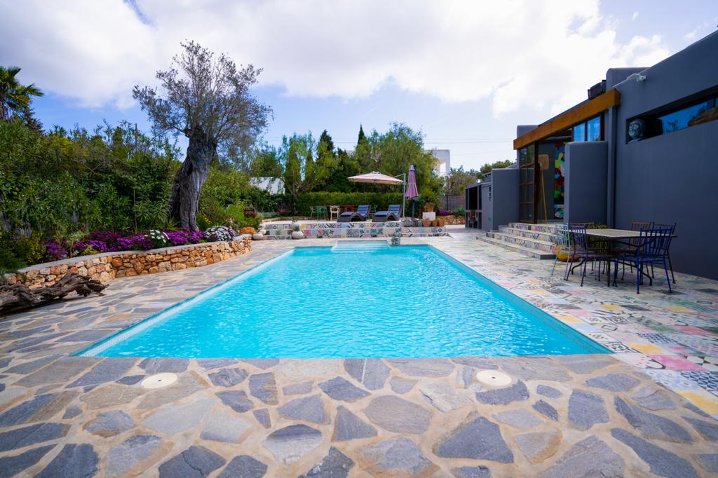 Charmante Familienvilla mit üppigem Garten in der Nähe von Ibiza-Stadt und dem Flughafen