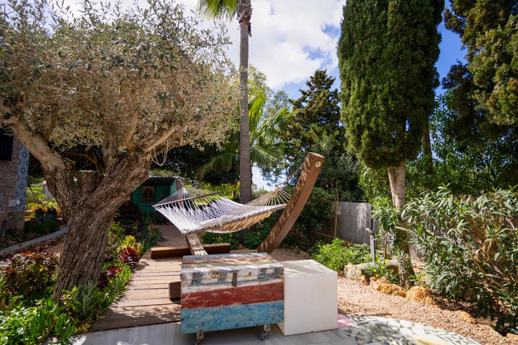 Charmante Familienvilla mit üppigem Garten in der Nähe von Ibiza-Stadt und dem Flughafen