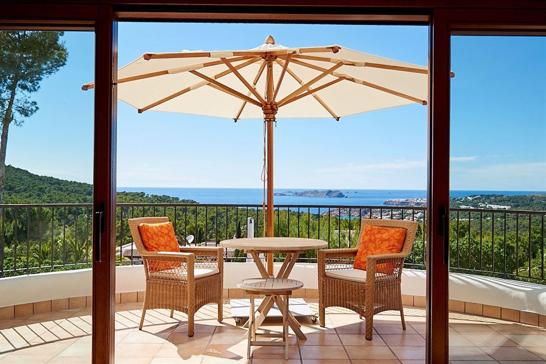 Mediterrane Villa in den Hügeln zwischen San Jose und Cala Tarida mit wunderschönem Blick auf die Westküste