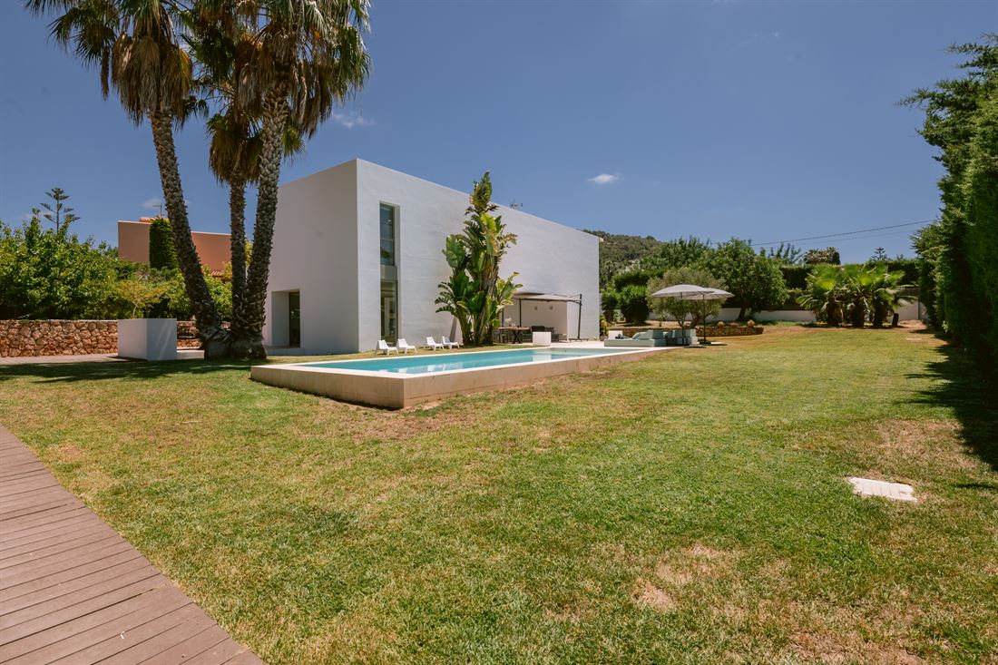 Moderne Villa mit großem Garten in Jesús