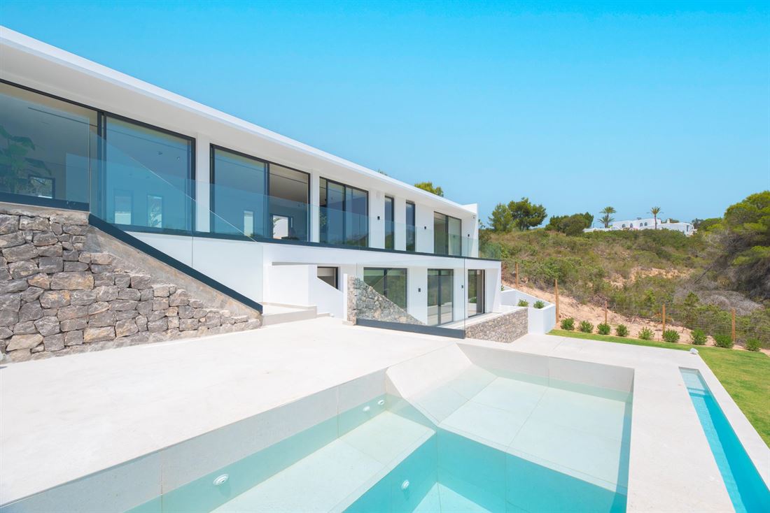 Erstaunliche hochwertige Villa in Cala Tarida zu verkaufen