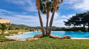 Luxuriöse Villa mit atemberaubendem Pool und Meerblick