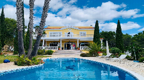 Ruhige Villa im andalusischen Stil mit atemberaubendem Meerblick in San Carlos, Ibiza