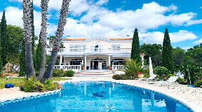 Ruhige Villa im andalusischen Stil mit atemberaubendem Meerblick in San Carlos